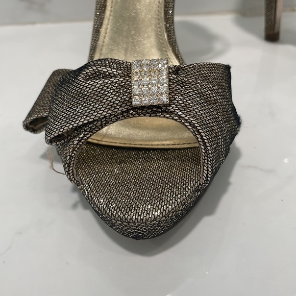 Sparkly Gold and Black Pumps - Picture 4 of 10
